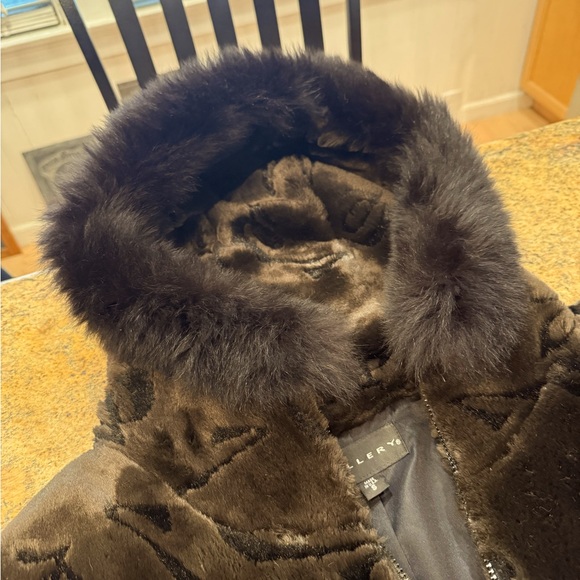 Gallery Winter Coat with real Fox Trimmed Hood - Picture 5 of 6
